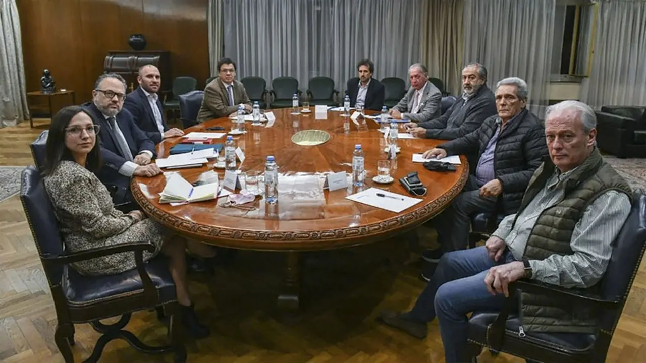 Diálogo: el Gobierno junta a empresarios y gremios para llegar a un acuerdo de salarios y precios.