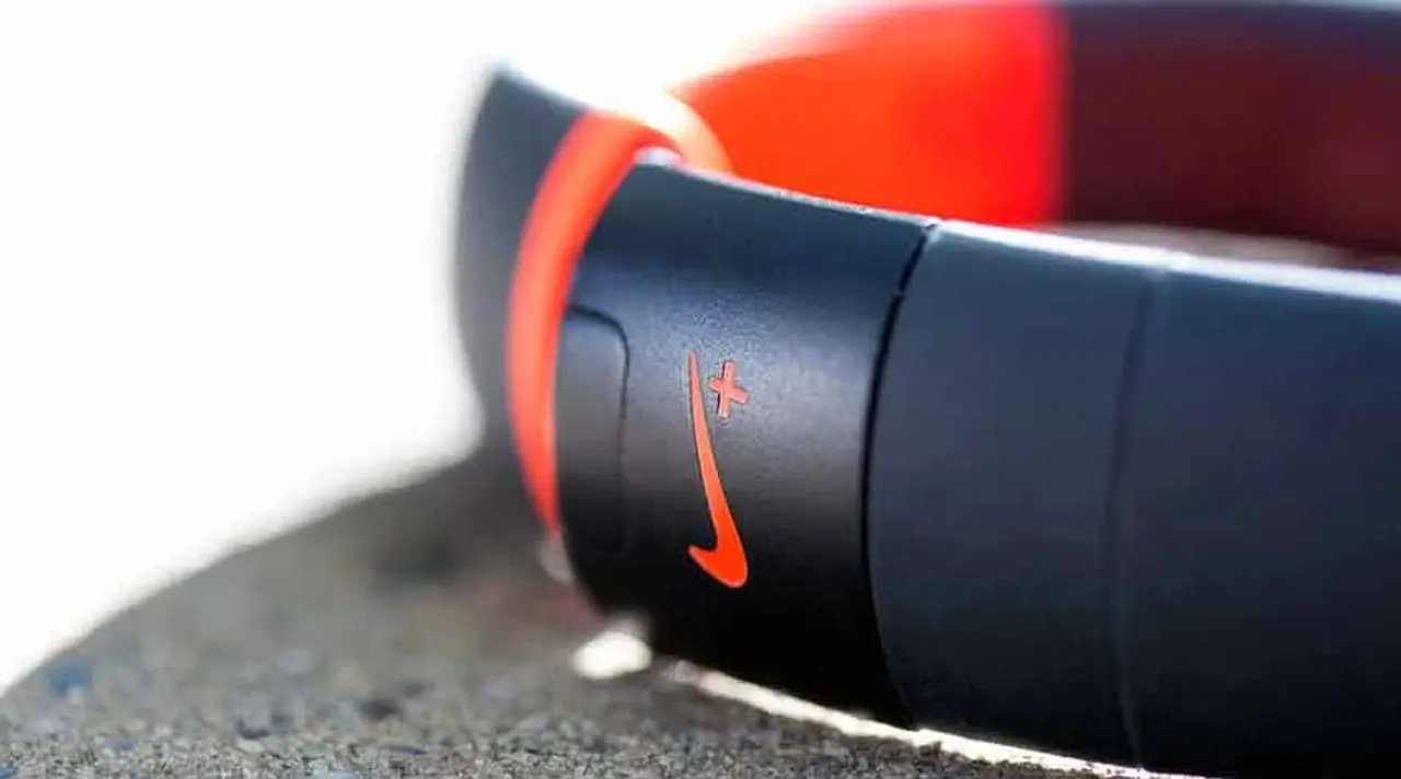 A fines de 2014, se rumoreaba que Nike estaba muy involucrada en la creación de un nuevo dispositivo portátil de Apple. 