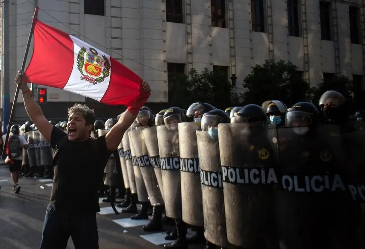 Perú elige su noveno presidente en 10 años con dólar calmo: ¿se puede replicar su modelo en Argentina?