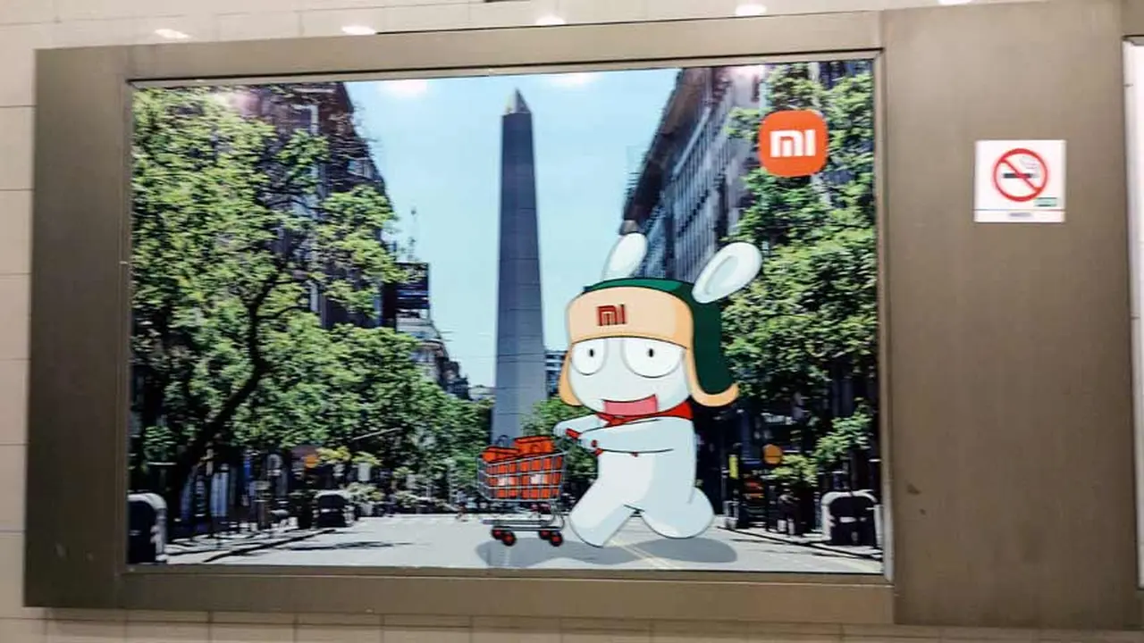 En el pasillo que conecta el shopping con la línea B de subte hay carteles de la marca.