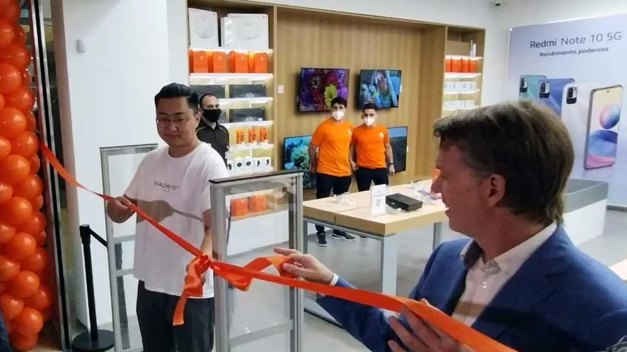 Directivos de Xiaomi y Etercor inauguran el local.