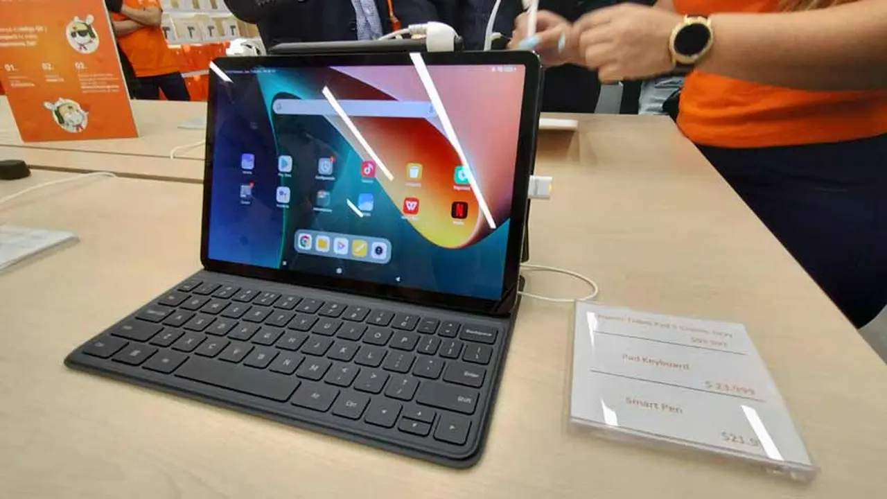 En la tienda hay tabletas con teclados accesorios.