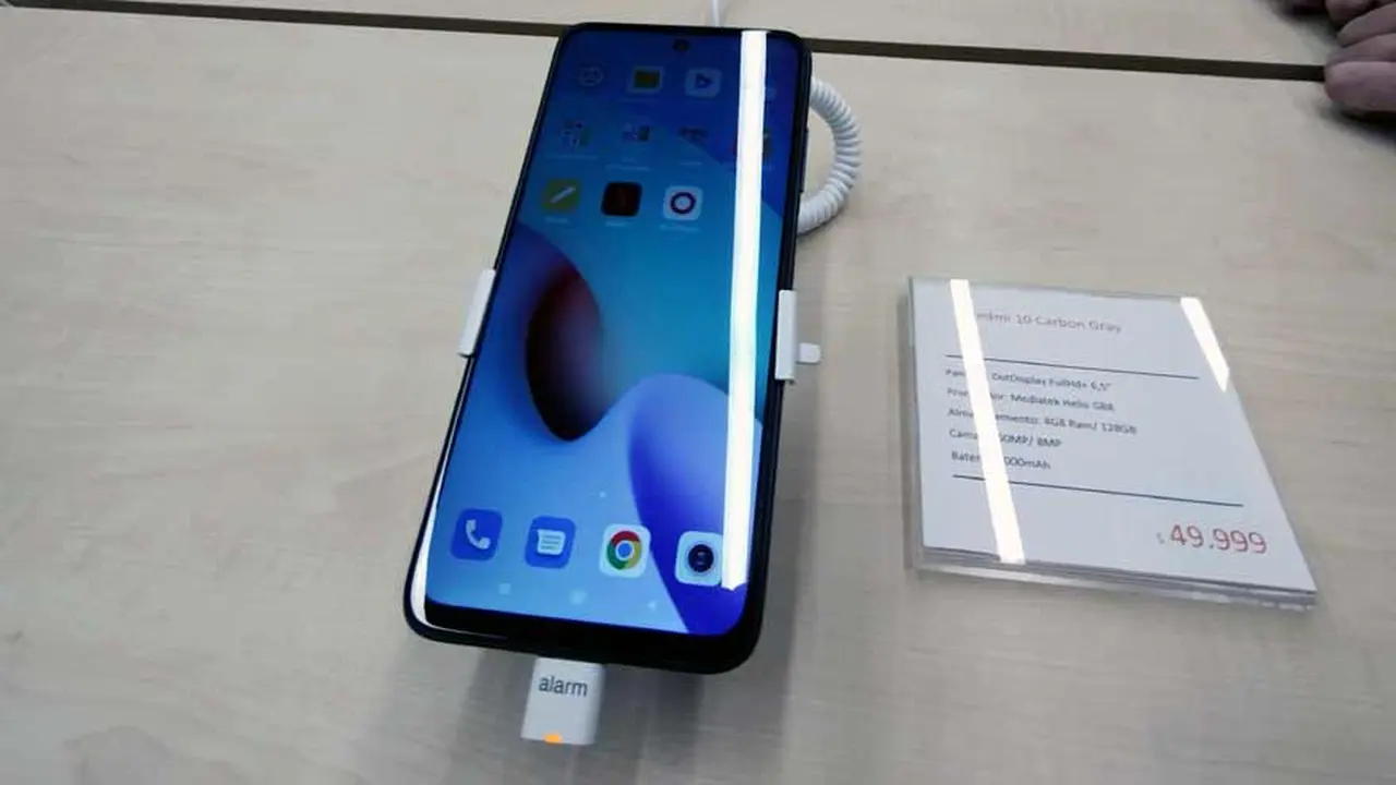 Hay teléfonos móviles de gama media en la tienda.