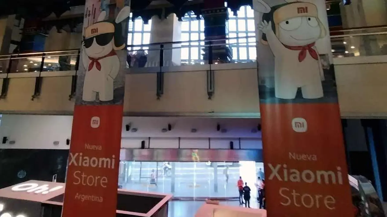 El shopping Abasto tiene pancartas alusivas a la tienda.
