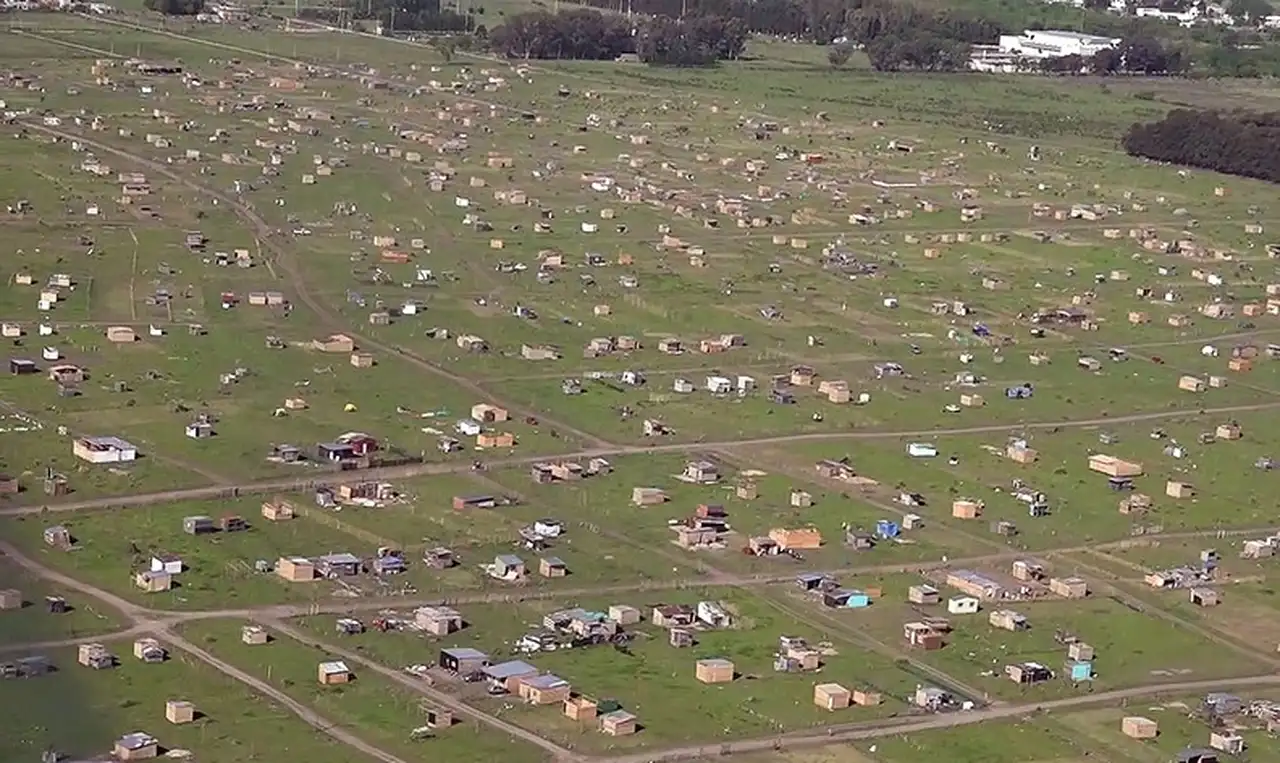 Para el juez Ramos Padilla, la toma de tierras en La Plata no es ilegal "porque fue sin violencia y de día"