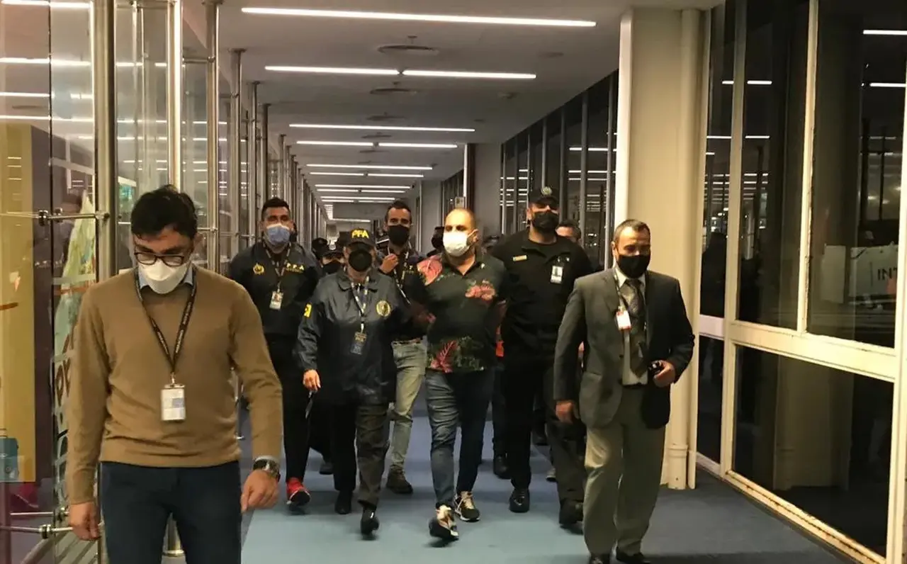 Custodiado y esposado, Leonardo Cositorto aterrizó en Ezeiza