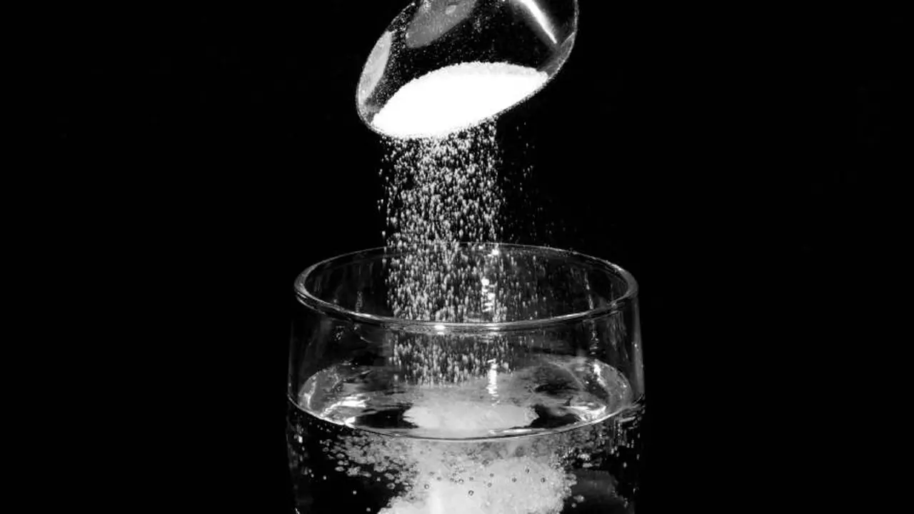 El agua con sal puede ser uno de los remedios caseros para la tos