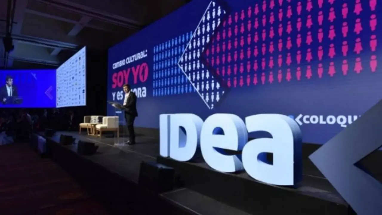 Los empresarios de IDEA escucharon las palabras de Guzmán durante un foro organizado para debatir la política petrolera 