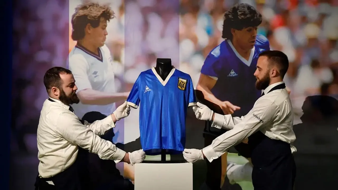 Subastaron en casi 9 millones de dólares la mítica camiseta de Maradona con la que le metió dos goles a Inglaterra