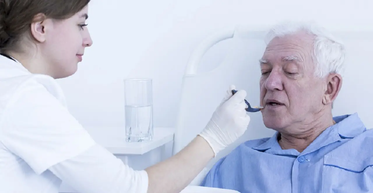 De no ser debidamente tratada, puede producir complicaciones severas como desnutrición, deshidratación, infecciones respiratorias y neumonía por aspiración, incluso con riesgo para la vida del paciente.