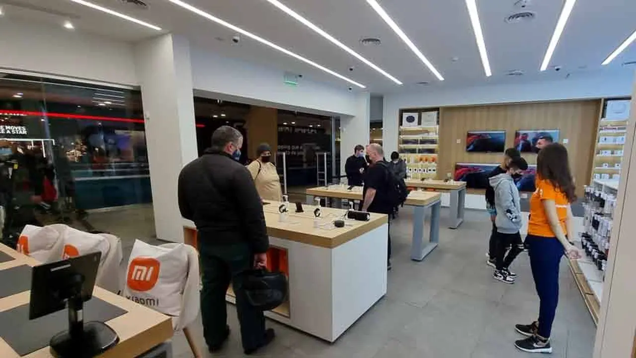 El local de Xiaomi tiene mesas para probar los equipos.