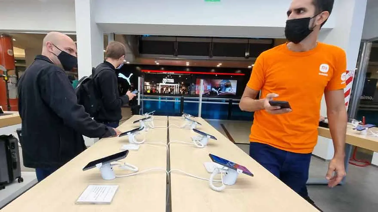 En el local de Xiaomi hay vendedores que también facilitan la conexión entre los equipos.