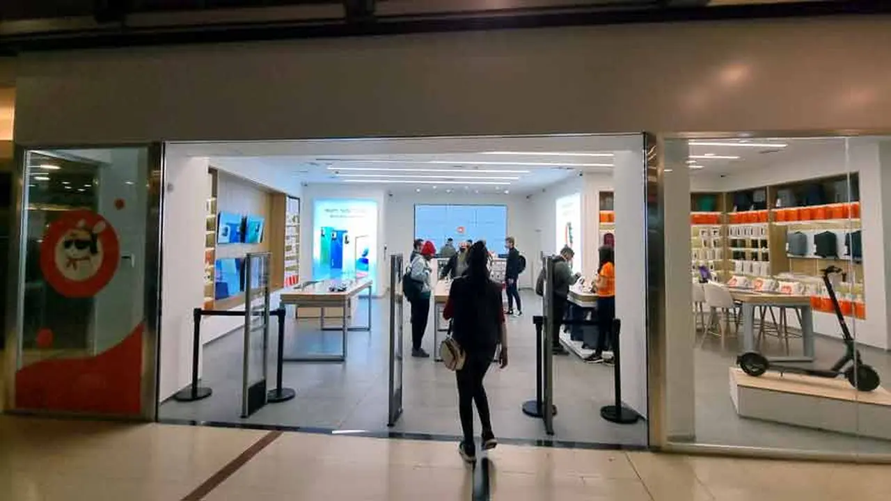 El local de Xiaomi se destaca por su luminosidad.