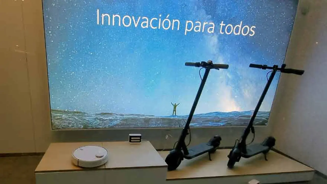 Una de las áreas del local de Xiaomi es una vidriera amplia donde hay scooters y aspiradora robot.