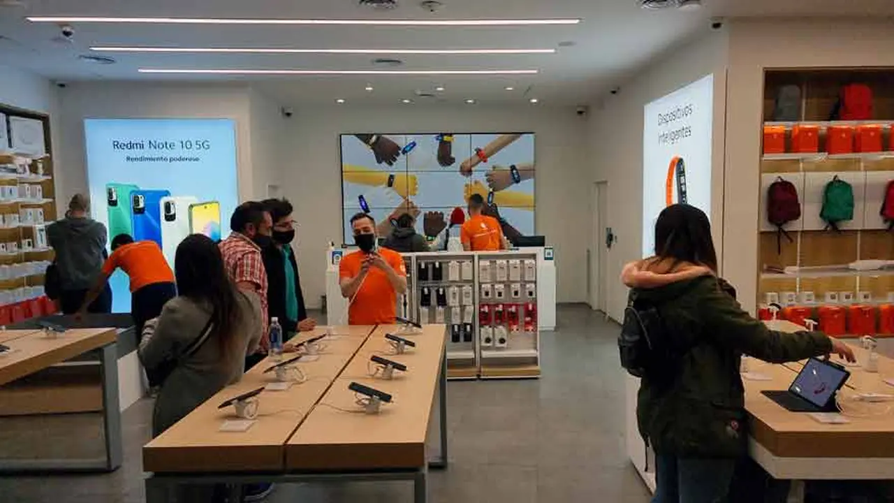 Las mesas del local de Xiaomi ofrecen experiencias con teléfonos, relojes y tabletas.