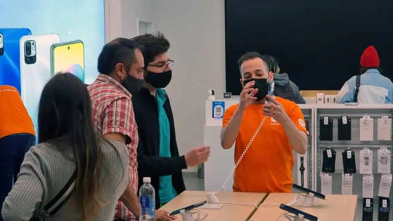 Los vendedores trabajan también como capacitadores en el local de Xiaomi.
