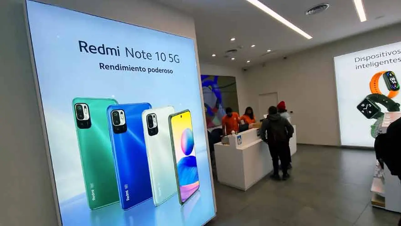 Hay teléfonos con tecnología 5G en el local de Xiaomi.