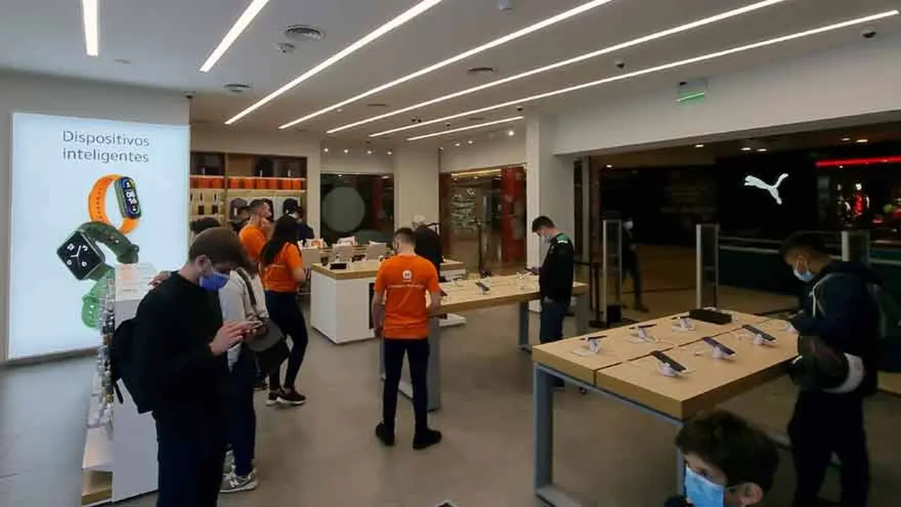 Predomina el público joven entre las personas que ingresan al local de Xiaomi.