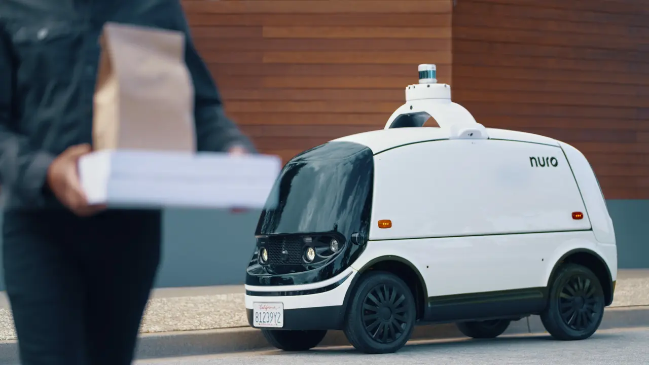 Robot Nuro entrega mercadería a domicilio.