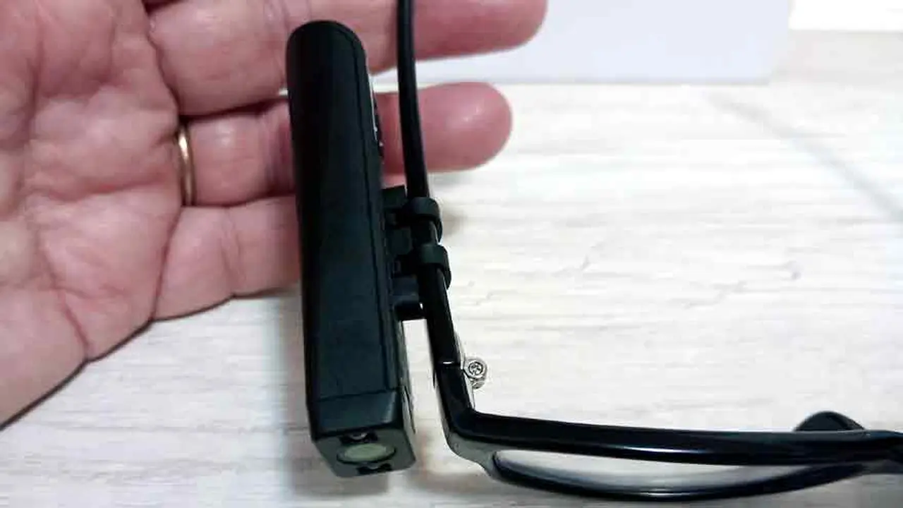 Orcam MyEye 2.0 se monta en el anteojo del usuario.