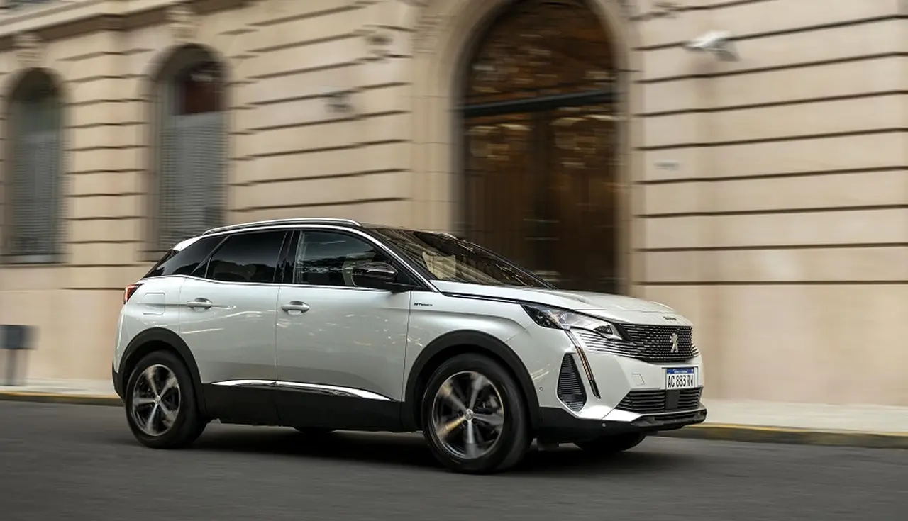El Peugeot 3008 ahora tiene una versión híbrida enchufable.