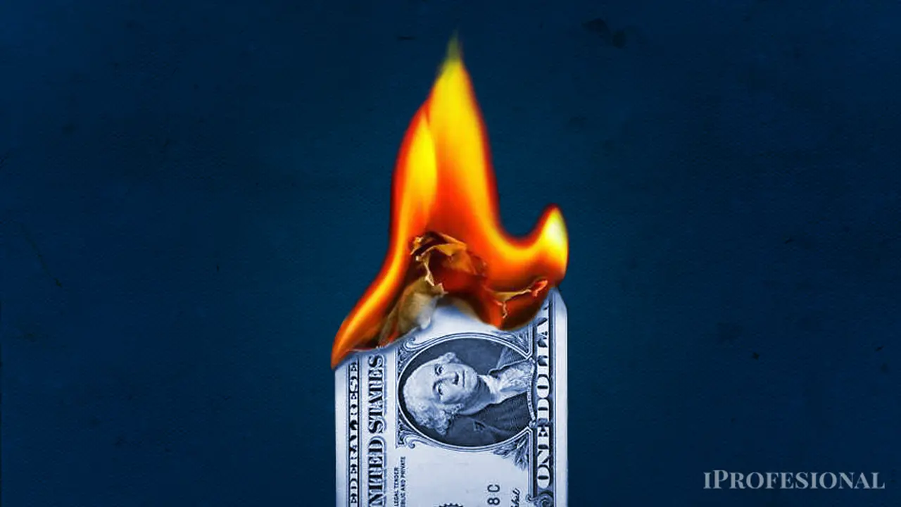 El dólar blue cerró el viernes a un récord de $522, y trepó en la semana $30