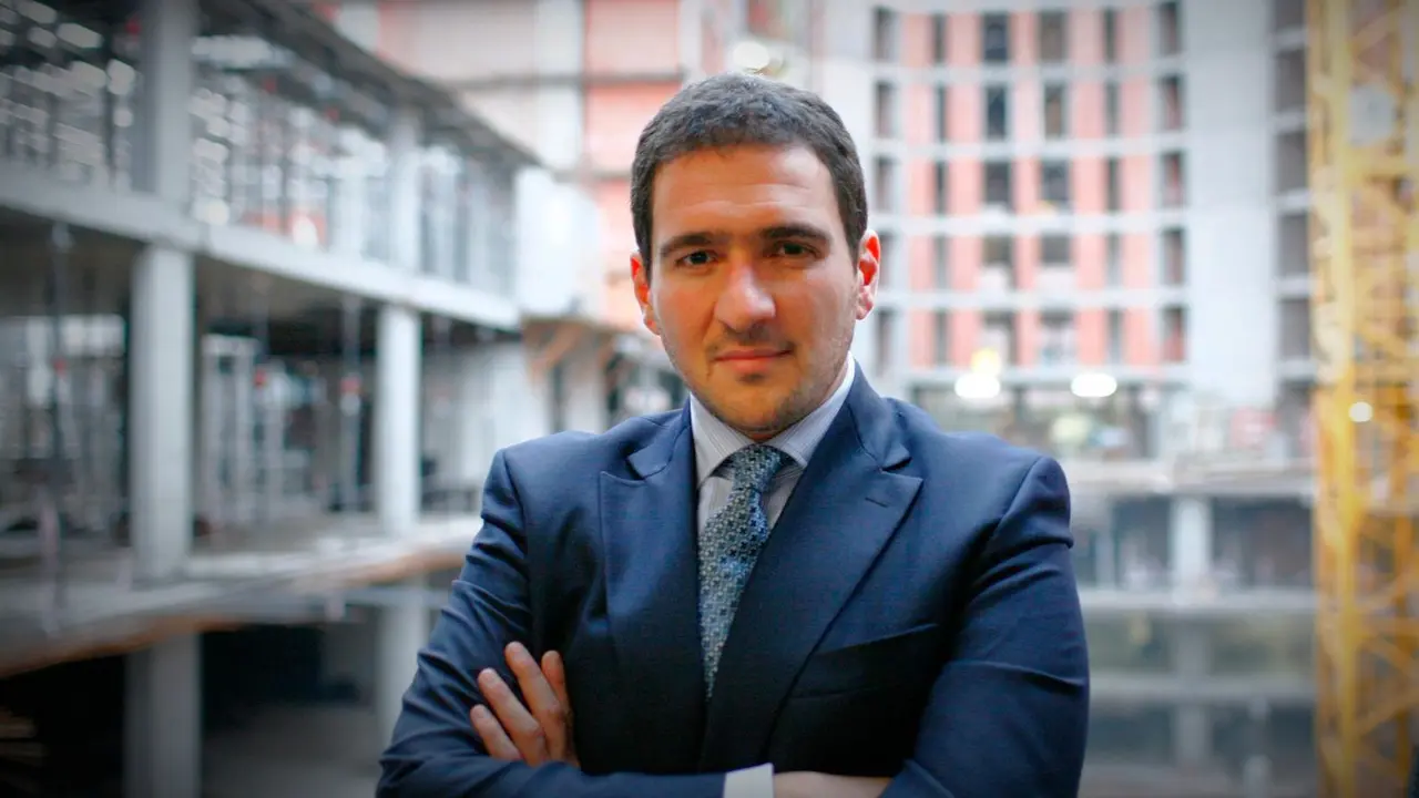 Le reclama una indemnización de casi $300 millones en concepto de despido y cobro de salarios pendientes mientras fundaba Urbana Partners, un grupo inversor de negocios inmobiliarios en el exterior.