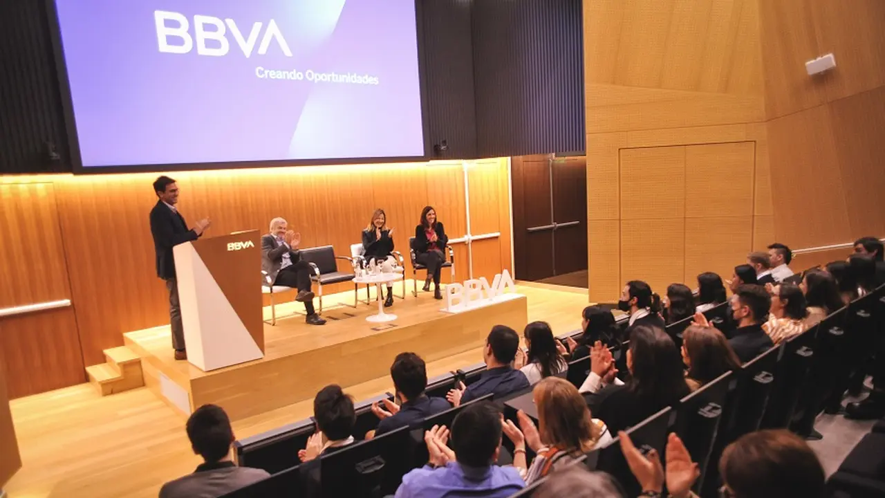 La ministra Sol Acuña dialogó con los egresados de Codo a Codo que se incorporaron a BBVA
