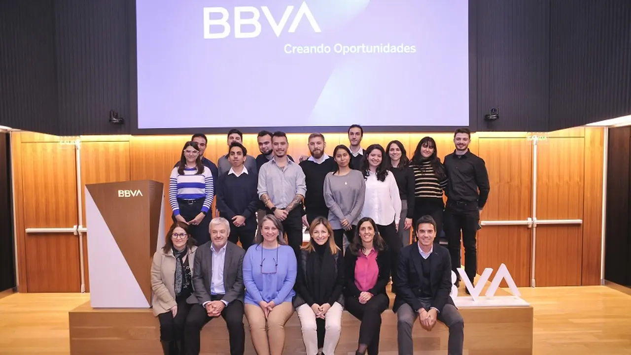 La ministra Sol Acuña dialogó con los egresados de Codo a Codo que se incorporaron a BBVA