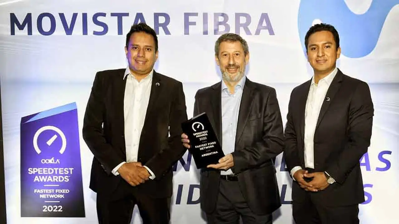 En el centro, Marcelo Tarakdjian, CEO de Telefónica Movistar Argentina, con el galardón.