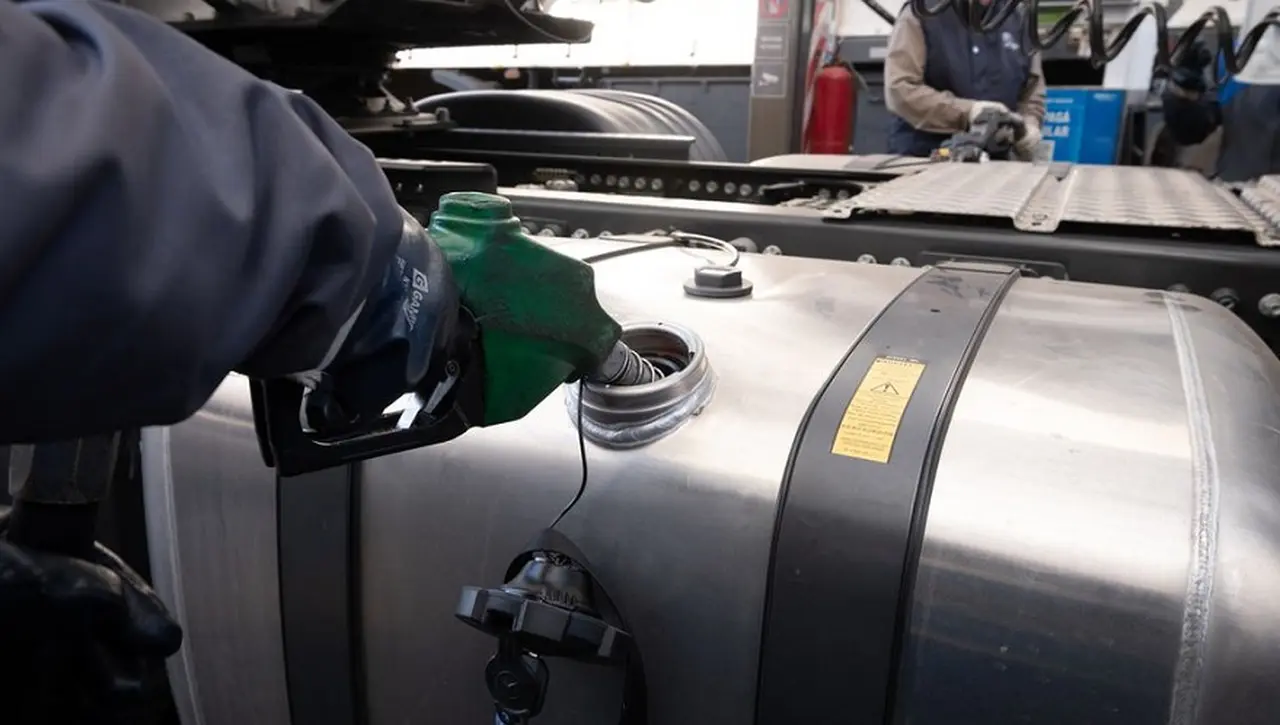 Kicillof propone implementar un "alerta temprana" para que a los colectivos no les falte gasoil