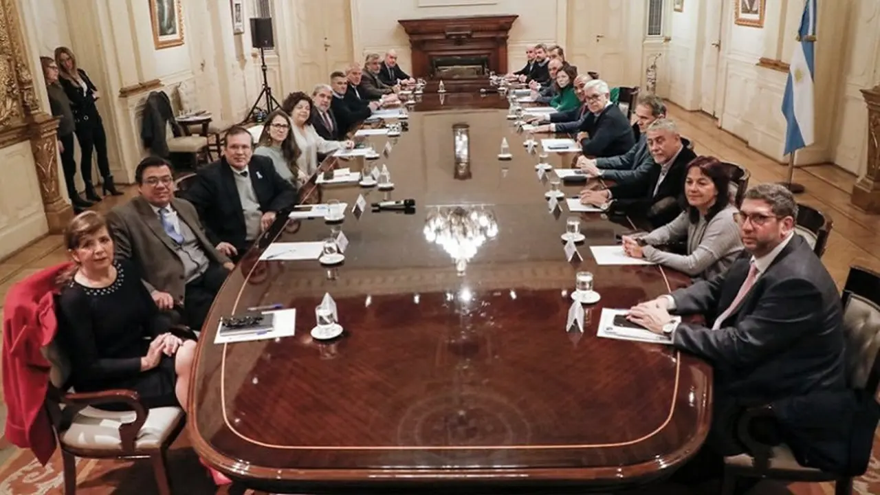Batakis participó de su primer encuentro con el Gabinete y lanzó una advertencia.