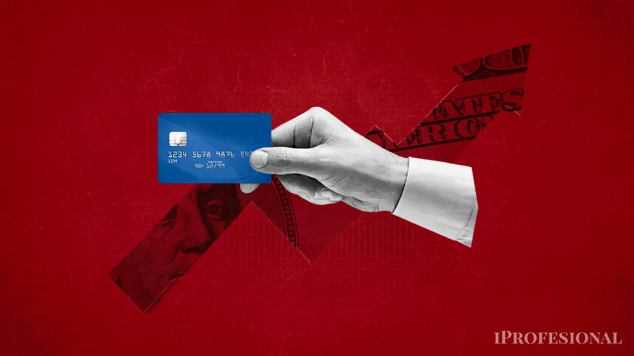 El BCRA busca encarecer las operaciones con dólar tarjeta para desalentar su uso. 