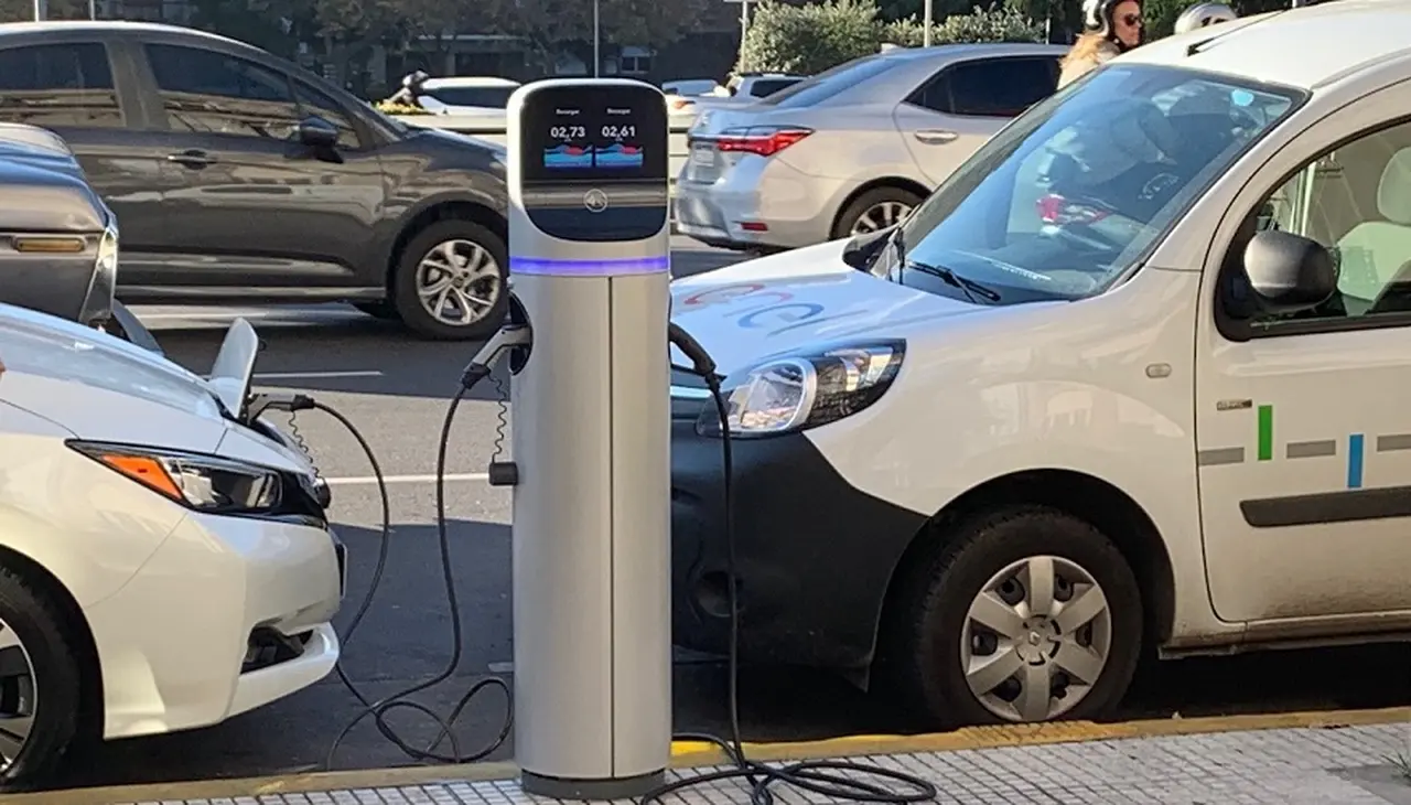 ARCA reglamenta el procedimiento para importar sin aranceles autos eléctricos e híbridos