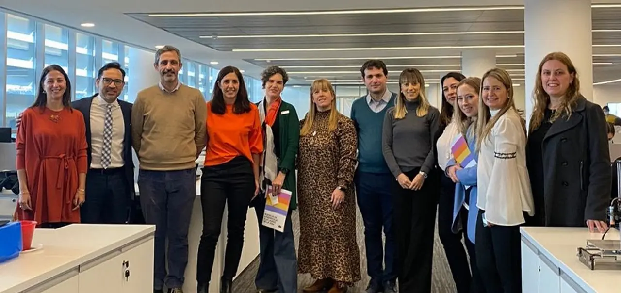 Foto de familia del acuerdo entre la Ciudad de Buenos Aires y Pearson