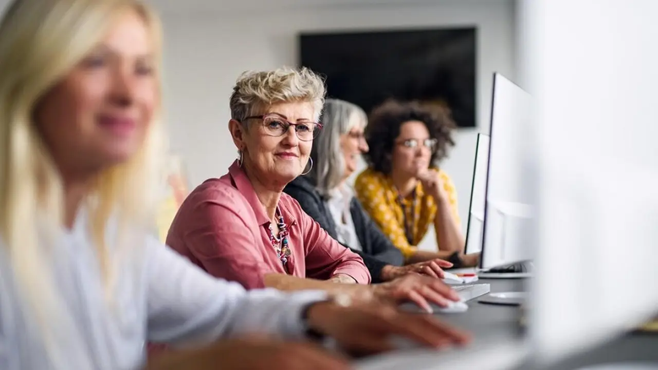 Las personas de más edad pueden reconvertir sus talentos para insertarse en la industria IT