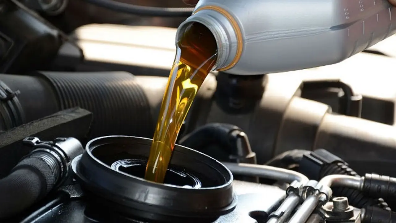 Cambiar el aceite del auto, un control básico en el service.