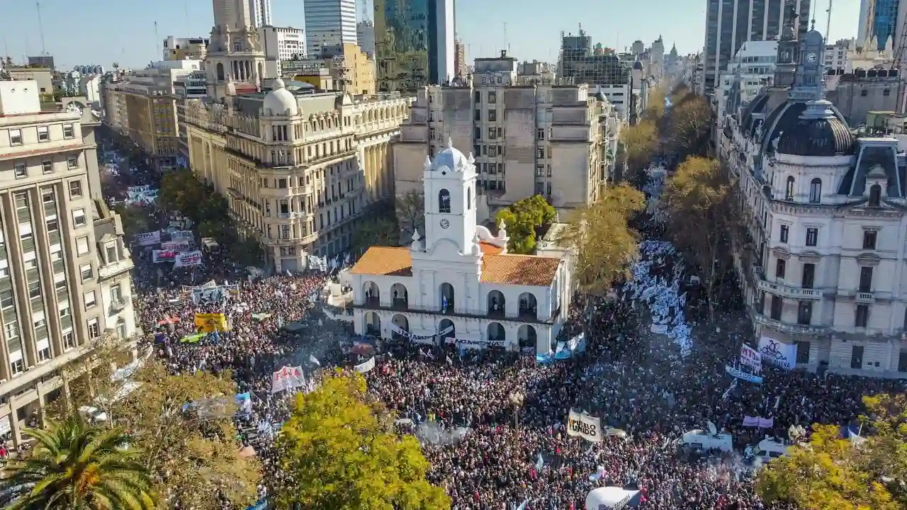 Tras la marcha masiva en Plaza de Mayo, el Gobierno busca conciliar con la oposición.