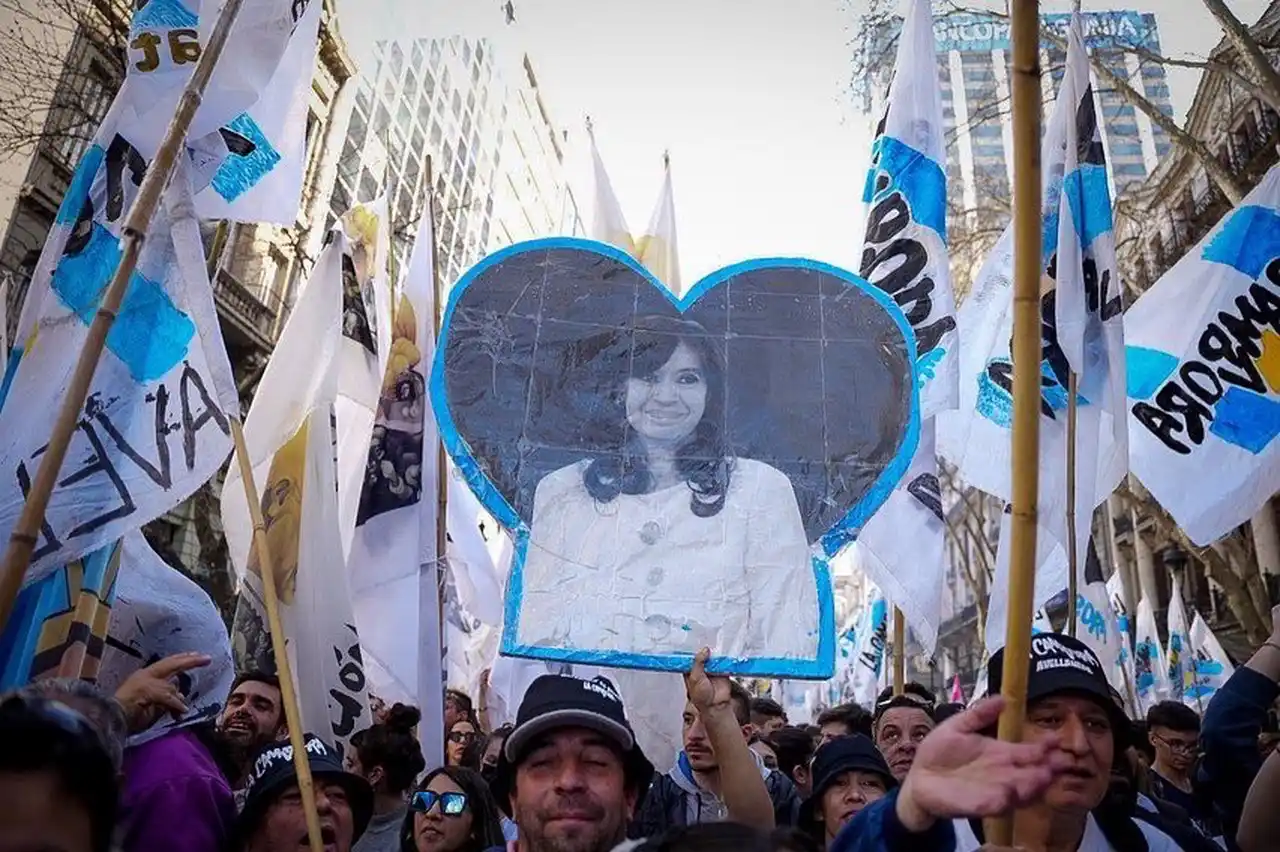 Para Cristina Kirchner, el desafío es persuadir a la militancia de que apoye a un candidato que no sea del propio espacio
