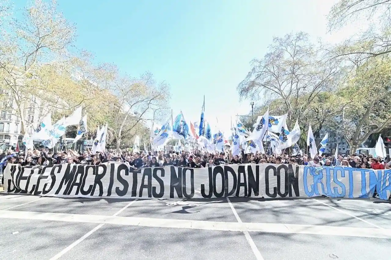 Continuando el argumento iniciado tras el atentado, los dirigentes kirchneristas plantean que sólo un sobreseimiento de Cristina es garantía de paz social