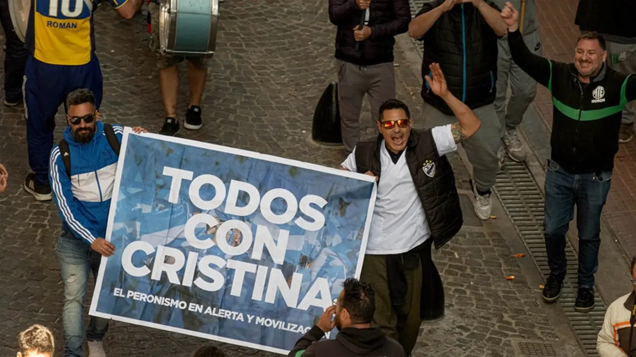 El Frente de Todos planifica nuevas manifestaciones en apoyo a la vicepresidenta mientras analizan el futuro electoral
