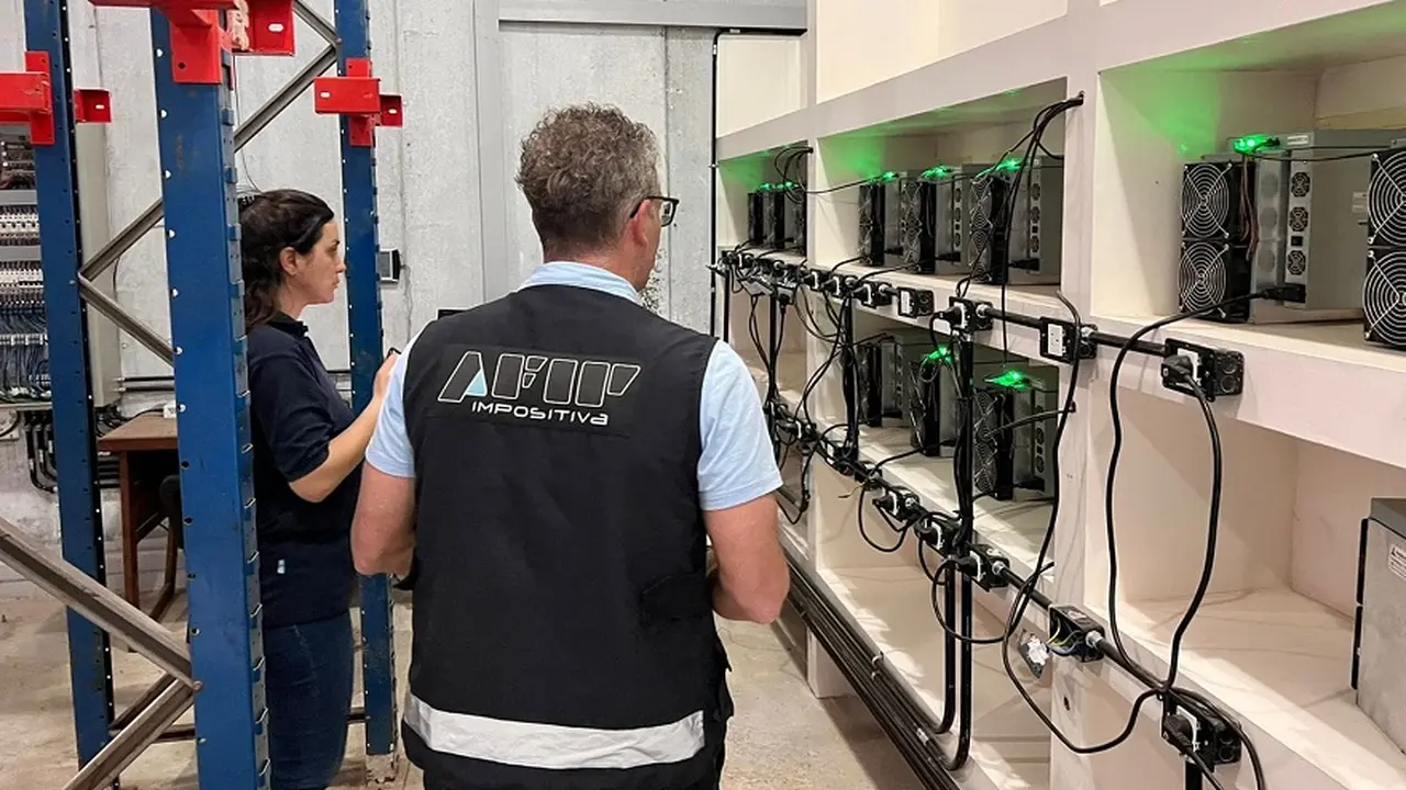 Insólita fachada: AFIP detectó una granja de criptomonedas en una heladera para frutas