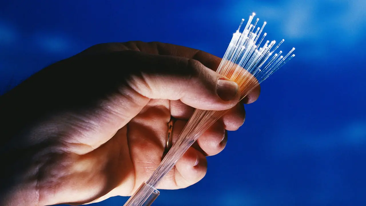 La fibra óptica es clave para mejorar la calidad del servicio de Internet en el hogar.