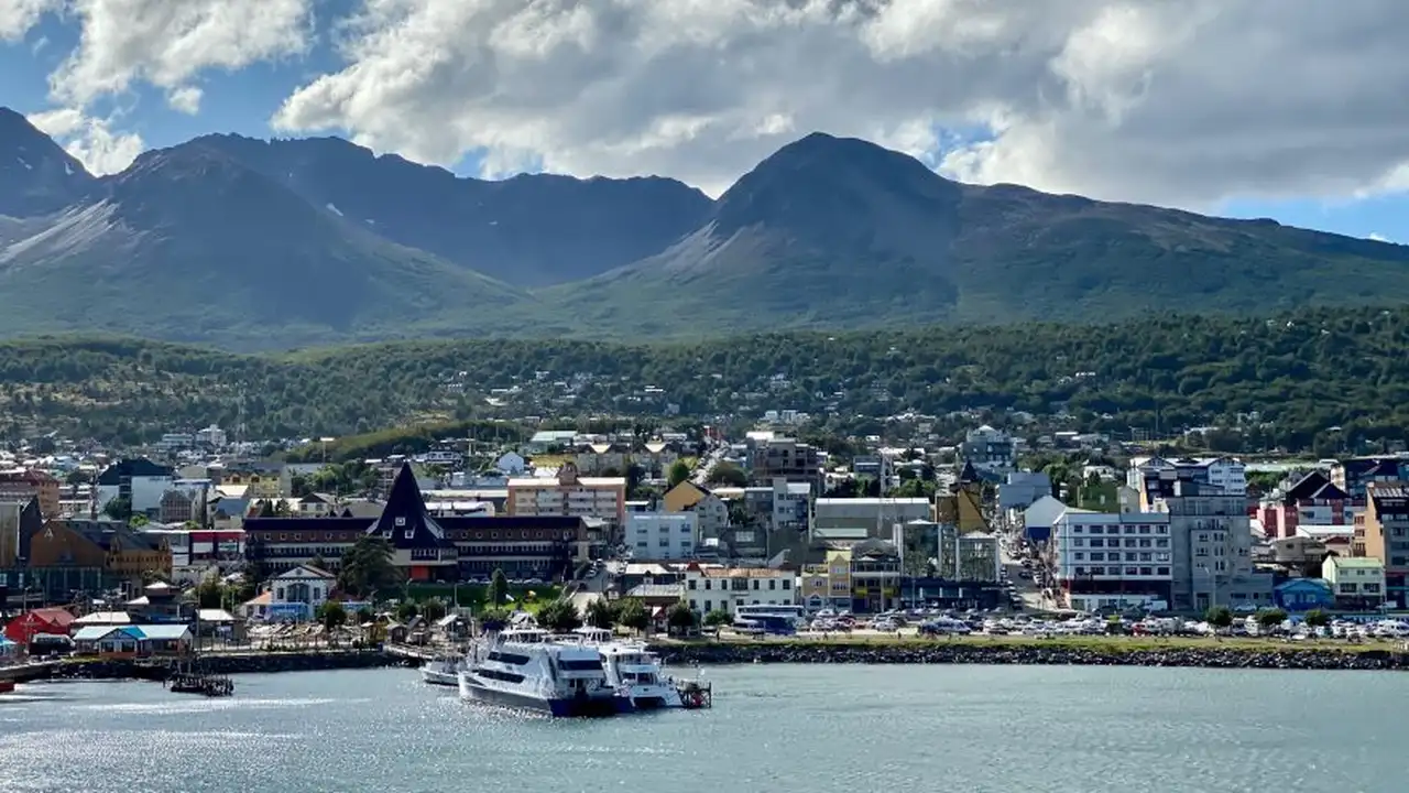 Costa de Ushuaia. El edificio con cúpula piramidal es la Casa de Gobierno provincial.