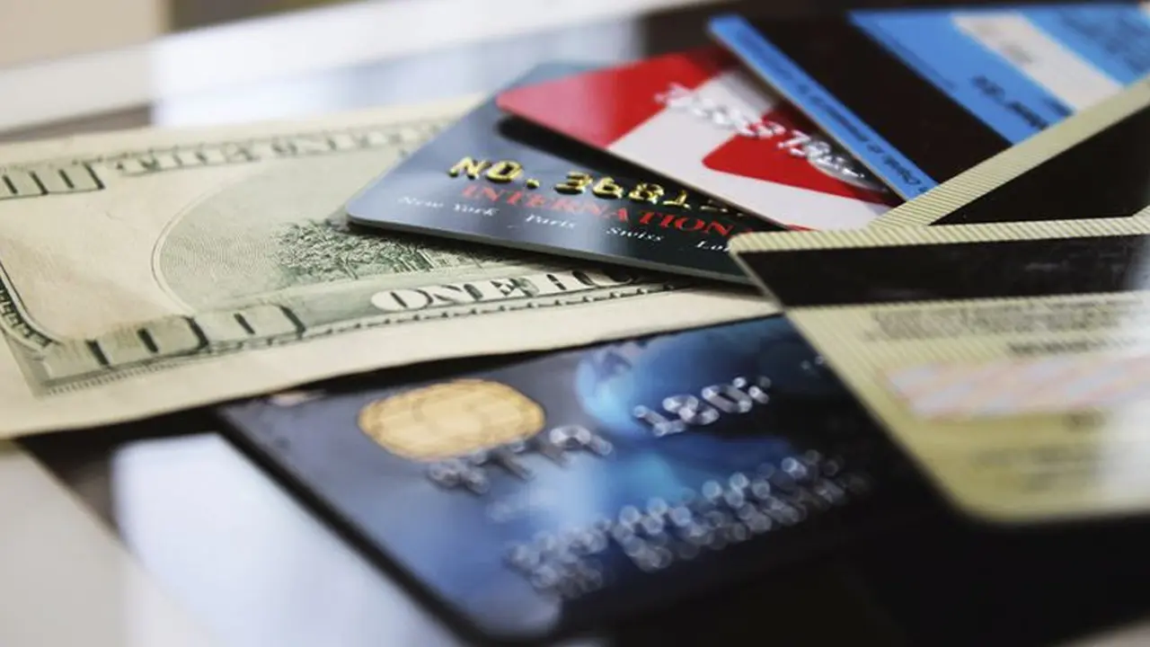 El encarecimiento del dólar tarjeta alienta la ida al blue. 