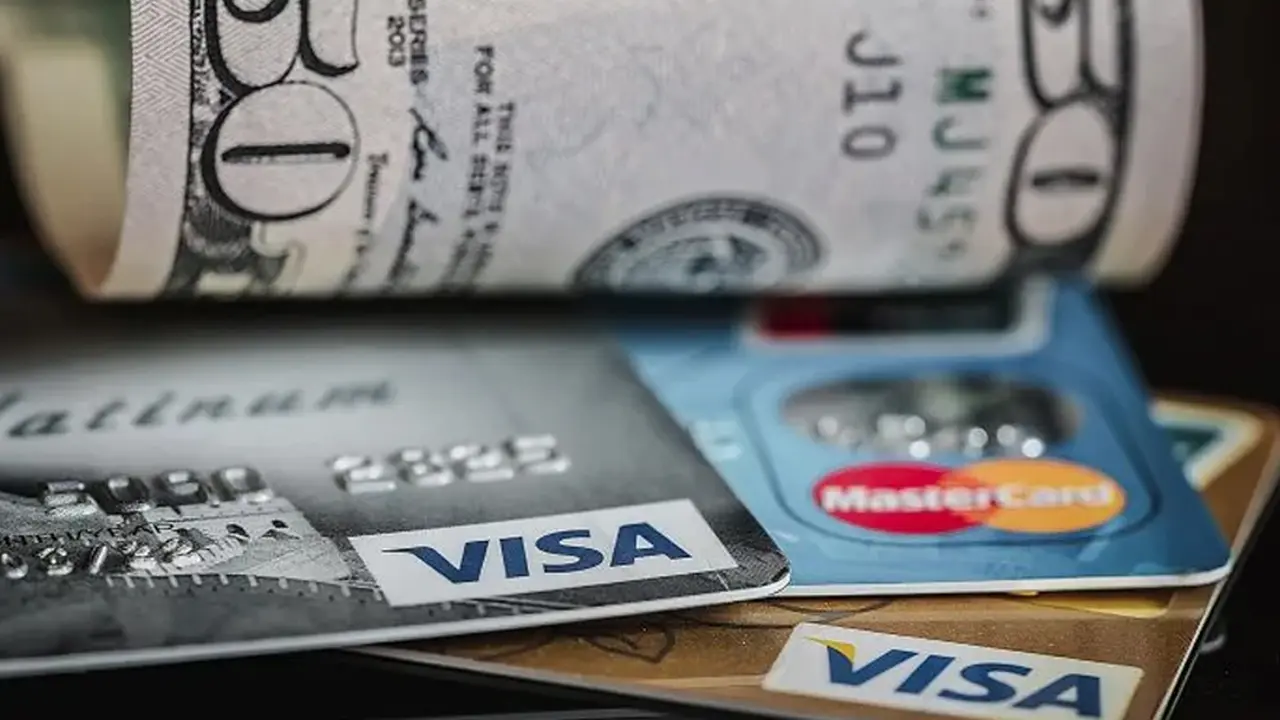  el uso de las tarjetas de crédito en dólares registró una baja del 5,1% con relación al mes previo
