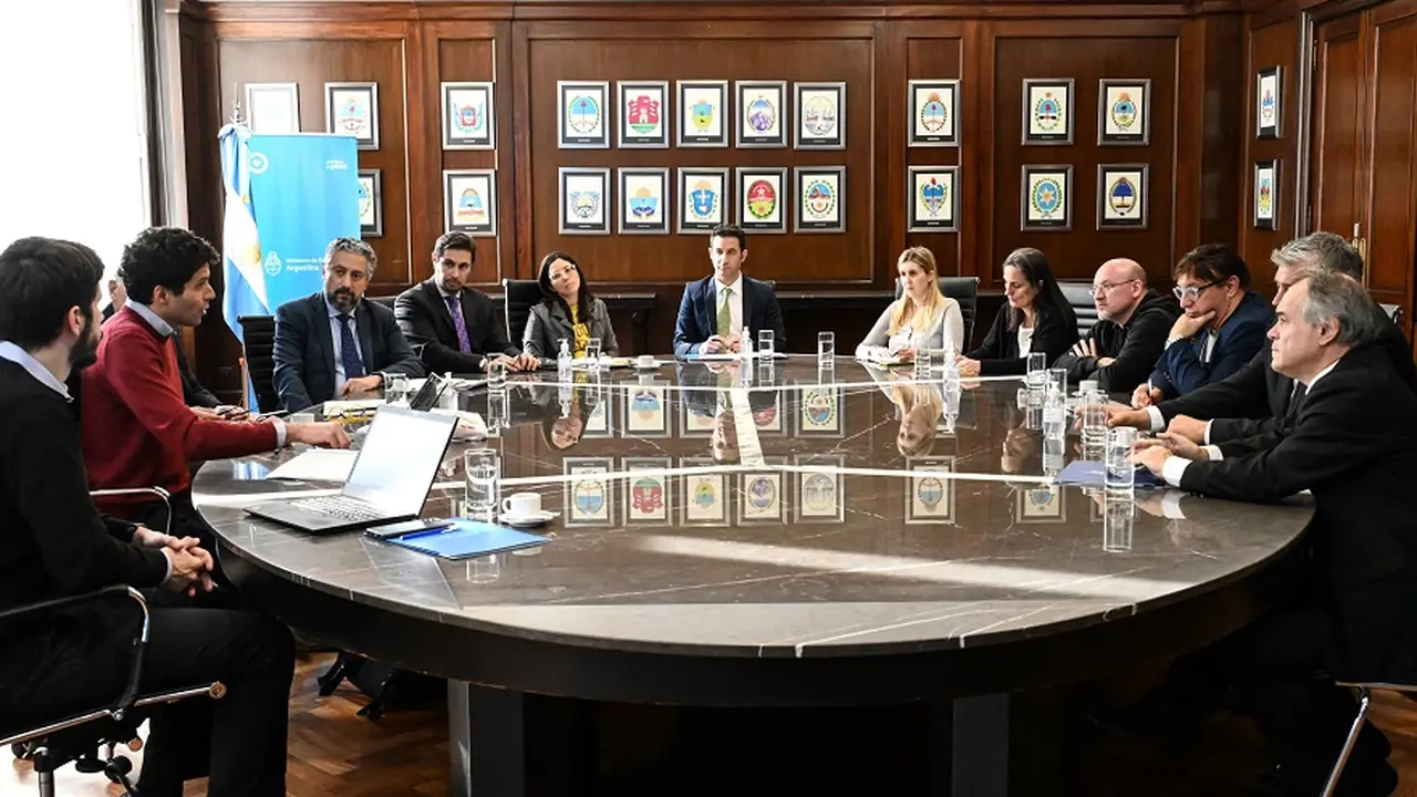 El secretario de Comercio, Matías Tombolini, se reunió con dirigentes de Panini y kiosqueros.