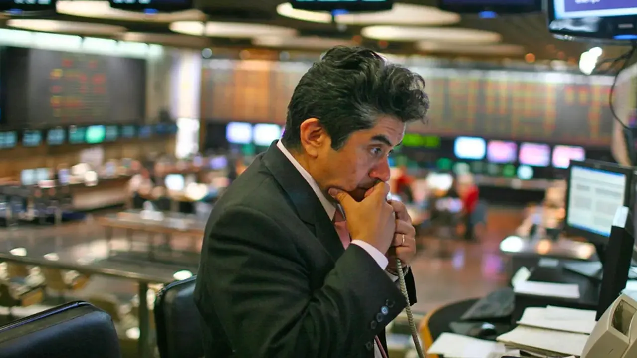 El Merval operó con fuertes subas, mientras los bonos en dólares volvieron a caer y el riesgo país superó los 2.700 puntos