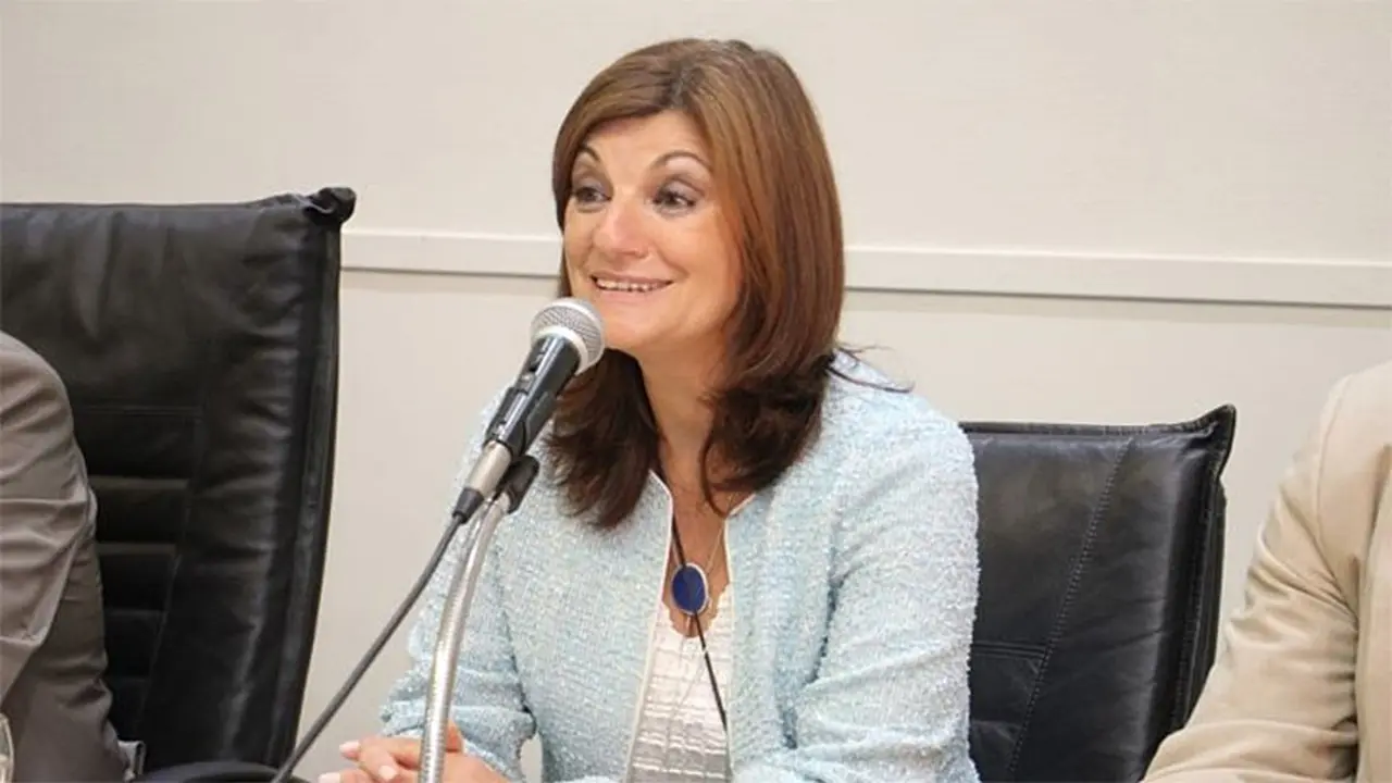 La ministra Kelly Olmos viene de cerrar paritarias con sindicatos fuertes como el de Camioneros.