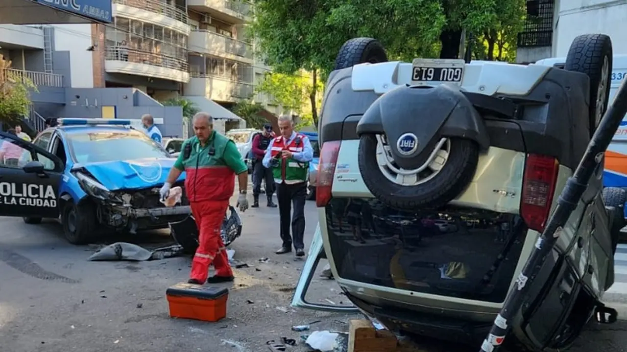 Choque y vuelco en Núñez: un patrullero impactó con un auto y hay heridos